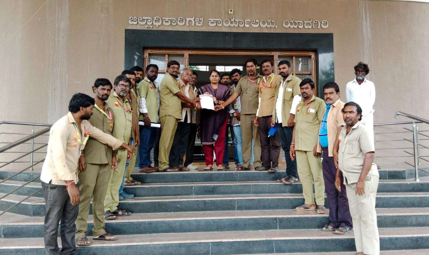 ಕಾನೂನು ಮೀರಿ ಆಟೋ ಮಾರಾಟ: ಬಜಾಜ್ ಶೋರೂಮ್ ವಿರುದ್ಧ,ಜಿಲ್ಲಾಧಿಕಾರಿಗಳಿಗೆ ದೂರು